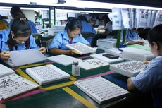 Những ngành hàng chịu ảnh hưởng nhiều nhất do thiếu hụt nguồn cung nguyên phụ liệu, linh kiện là điện - điện tử, dệt may và da giày, sản xuất, lắp ráp ô tô. Ảnh: Tiên Giang