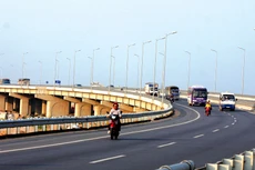 Dự án Đầu tư xây dựng cầu Vĩnh Tuy (giai đoạn 2) sẽ xây thêm một cây cầu giống cầu Vĩnh Tuy giai đoạn 1. Ảnh: Lê Tiên