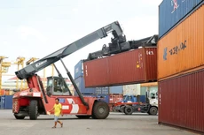 Hiện có khoảng 38 luật có quy định về điều kiện kinh doanh là rào cản đối với doanh nghiệp. Ảnh: Song Lê