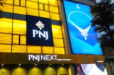 Nhằm ứng phó với những tác động từ dịch bệnh, PNJ đã tăng gấp 4 lần dự trữ tiền mặt và đang thực hiện các biện pháp gia tăng thanh khoản. Ảnh: Song Ngọc