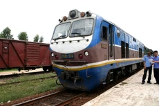 Hệ thống đường sắt nước ta đã lạc hậu, xuống cấp, nên việc bảo trì đường sắt gắn với an toàn chạy tàu là công việc thường xuyên, liên tục và cấp bách. Ảnh: Nhã Chi