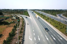 Theo Ngân hàng Thế giới, đầu tư công vào các dự án kết cấu hạ tầng lớn có thể tạo ra tác động cấp số nhân, tăng cường tính kết nối cơ bản, kích cầu cho các nhà thầu địa phương. Ảnh: Lê Tiên