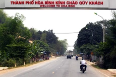 Năm 2019, số gói thầu thực hiện đấu thầu qua mạng trên địa bàn tỉnh Hòa Bình chiếm 62% tổng số gói thầu được đấu thầu rộng rãi và chào hàng cạnh tranh. Ảnh: Lê Tiên