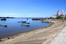 Gói thầu Xây lắp + hạng mục chung thuộc Dự án Xây dựng củng cố đê, kè chống sạt lở cửa sông Nhật Lệ, thành phố Đồng Hới, tỉnh Quảng Bình, chỉ giảm giá 0,14% qua đấu thầu. Ảnh minh họa: Lê Tiên