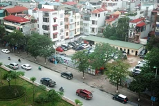 Khu đất tại số 125 Văn Cao, phường Liễu Giai (Hà Nội) hiện vẫn đang được quây tôn và trở thành điểm trông giữ xe. Ảnh: Lê Tiên