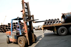 Giá thép xây dựng có xu hướng giảm, trong khi giá một số nguyên liệu sản xuất lại có xu hướng tăng do hạn chế nguồn cung. Ảnh: Lê Tiên