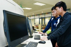 Bản quyền phần mềm hệ điều hành và phần mềm soạn thảo văn bản có thể được mua sắm đồng thời khi mua sắm máy tính. Ảnh: Lê Tiên