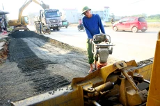 Bên cạnh 4 gói thầu vừa trúng, Công ty TNHH Tư vấn và Xây dựng Hùng Hiền đang thi công một số gói thầu có giá trị trên dưới 20 tỷ đồng. Ảnh: Tiên Giang