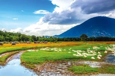 Quanh năm mây trắng vờn trên đỉnh, nên ngọn núi Bà Đen còn có tên gọi là Vân Sơn