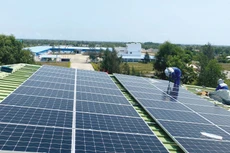 Thời gian qua, nhiều dự án điện năng lượng tái tạo được tư nhân đầu tư nhưng gặp khó khăn trong việc giải tỏa công suất do thiếu lưới truyền tải. Ảnh: Trung Thành