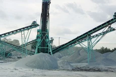 Nhà thầu phải bỏ cuộc vì không ký được hợp đồng nguyên tắc với đơn vị cung cấp đá dăm, đất cấp phối có giấy phép khai thác trong địa bàn huyện Núi Thành. Ảnh minh họa: Lan Anh