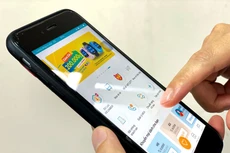 Mobile money giúp người dân có thể thanh toán mọi lúc mọi nơi với thiết bị di động được kết nối Internet. Ảnh: Lê Tiên