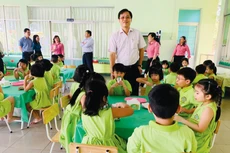 Tháng 11/2020, những hộp sữa đầu tiên do Vinamilk cung cấp đã đến tay các em học sinh mầm non của TP.HCM theo hợp đồng Gói thầu mua sữa học đường được tổ chức đấu thầu qua mạng. Ảnh: Lê Tiên