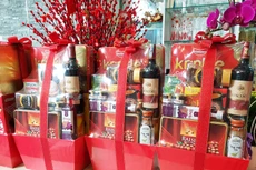 Bánh kẹo, rượu bia là những mặt hàng quà Tết thông dụng. Ảnh: st