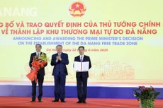 Phó Thủ tướng Nguyễn Hòa Bình trao Quyết định thành lập Khu thương mại tự do cho lãnh đạo TP. Đà Nẵng