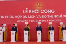 Các đại biểu ấn nút khởi công Dự án