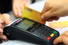 Thanh toán không dùng tiền mặt là một trong những giải pháp nhằm tạo lập các giao dịch minh bạch, thuận lợi, an toàn và giảm chi phí. Ảnh: Lê Tiên