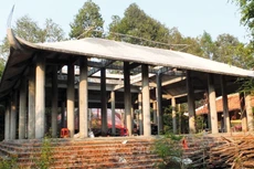 Theo hợp đồng, công trình tu bổ Miếu thờ Bà Chúa Xứ (Đồng Tháp) hoàn thành vào tháng 11/2015 nhưng đến nay vẫn ngổn ngang. Ảnh: Trần Ngọc