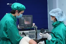 Với những lĩnh vực thiết yếu như giáo dục, y tế, xử lý rác thải..., sau khi chuyển đổi đơn vị sự nghiệp công lập thành công ty cổ phần, Nhà nước cần quản lý giá nhằm bảo đảm quyền tiếp cận dịch vụ của người dân. Ảnh: Tiên Giang