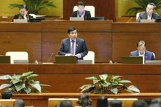 Thay mặt Chính phủ, Bộ trưởng Bộ Kế hoạch và Đầu tư Nguyễn Chí Dũng đã làm rõ một số vấn đề mà các đại biểu Quốc hội quan tâm về Dự án Hồ chứa nước Ka Pét tại Bình Thuận. Ảnh: Vũ Quang Khánh