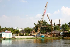 Gói thầu số 15 thuộc Dự án Nạo vét trục thoát nước rạch Xóm Củi (TP.HCM) có nội dung chính là xây lắp kè, vỉa hè, hệ thống thoát nước, nạo vét lòng rạch… Ảnh: Nhã Chi