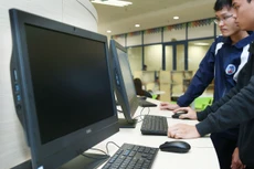 Gói thầu 03 Mua sắm máy tính để bàn, máy tính xách tay, máy in, máy fax sử dụng vốn ngân sách quốc phòng. Ảnh: Nhã Chi