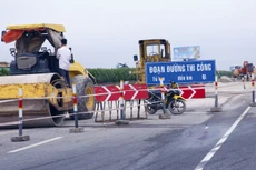 Điểm chung ở nhiều gói thầu sửa chữa, bảo trì đường bộ mà Công ty CP Phát triển Xây dựng và Thương mại số 909 trúng là tỷ lệ tiết kiệm đạt dưới 1%. Ảnh: Nhã Chi