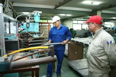 Tình hình cắt giảm điều kiện kinh doanh và đơn giản hóa thủ tục hành chính như những “gợn sóng nhỏ”, chưa đáp ứng kỳ vọng của doanh nghiệp. Ảnh: Lê Tiên