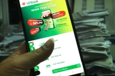 Các sản phẩm dịch vụ giao dịch điện tử vẫn tập trung ở những tính năng, ứng dụng đơn giản như chuyển tiền, thanh toán dịch vụ hàng ngày. Ảnh: Tiên Giang