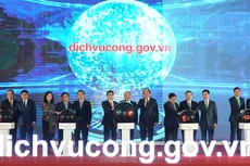 Thủ tướng Nguyễn Xuân Phúc và các đại biểu thực hiện nghi thức khai trương Cổng Dịch vụ công quốc gia. Ảnh: Hiếu Nguyễn
