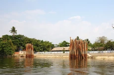 Gói thầu số 15 thuộc Dự án Nạo vét trục thoát nước rạch Xóm Củi (TP.HCM) có nội dung chính là xây lắp kè, vỉa hè, hệ thống thoát nước, nạo vét lòng rạch… Ảnh: Nhã Chi