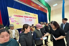 Phó Tổng biên tập Báo Đấu thầu Dương Thị Minh Thư trao quà Tết Giáp Thìn 2024 cho các hộ nghèo xã Cương Sơn (huyện Lục Nam, tỉnh Bắc Giang). Ảnh: Tường Lâm