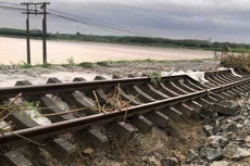 Đường sắt đoạn qua tỉnh Quảng Bình và Quảng Trị nhiều nơi bị hư hại nghiêm trọng.