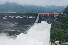 Thủy điện Hòa Bình mở liên tiếp 3 cửa xả từ 12 giờ, 13 giờ và 15 giờ ngày 22/9 do lưu lượng nước về hồ tăng đột biến