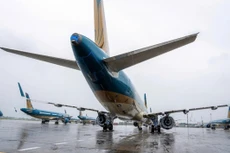 Máy bay tạm dừng khai thác và đỗ tại một cảng hàng không do ảnh hưởng của một cơn bão