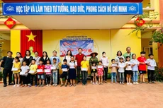 Báo Đấu thầu tặng học bổng cho các em học sinh Trường tiểu học và trung học cơ sở Quy Mông bị ảnh hưởng bởi cơn bão số 3 tại xã Quy Mông