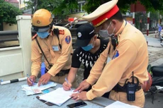 Cảnh sát giao thông Hà Nội lập biên bản lái xe vi phạm trên đường Trần Khát Chân