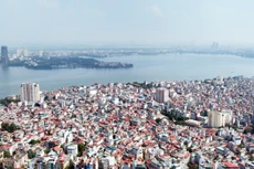 Hồ Tây nhìn từ phía ngoài đê sông Hồng