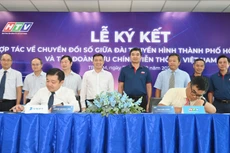 Tổng giám đốc VNPT Huỳnh Quang Liêm và Tổng giám đốc HTV Cao Anh Minh ký kết Thỏa thuận hợp tác giữa 2 đơn vị