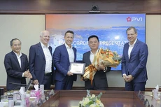Ông Nguyễn Xuân Hòa - PCT TT HĐQTTGĐ PVI Holdings nhận vinh danh cho thành tích của toàn hệ thống PVI hoàn thành vựot mức kế hoạch năm 2023 từ lãnh đạo Tập đoàn Talanx và HDI Global SE