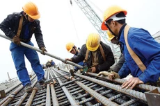 Đối với Bộ Giao thông vận tải, Bộ Xây dựng đề nghị đánh giá tình hình thực hiện công tác thưởng hợp đồng đối với các gói thầu xây lắp theo quy định tại Nghị định số 15/2023/NĐ-CP