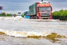 Các phương tiện di chuyển chậm qua đoạn ngập trên cao tốc Pháp Vân-Cầu Giẽ.