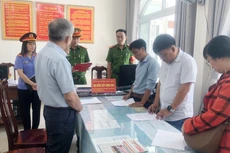Cơ quan điều tra tống đạt quyết định khởi tố bị can, bắt các bị can để tạm giam.