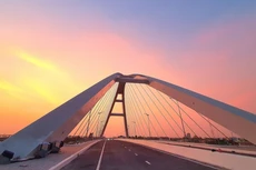 Cầu Trần Hoàng Na vượt sông Cần Thơ, nối hai quận Ninh Kiều và Cái Răng