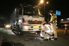 Lực lượng CSGT kiểm tra tải trọng các xe tải lưu thông trên địa bàn