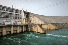 Thủy điện Thác Bà đóng 2 cửa xả mặt còn lại.