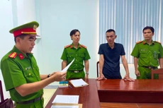 Cơ quan Cảnh sát điều tra Công an tỉnh Bạc Liêu tống đạt quyết định khởi tố, bắt bị tạm giam bị can Lê Trọng Bằng