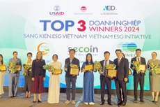 Thứ trưởng Bộ Kế hoạch và Đầu tư Trần Quốc Phương trao giải cho các doanh nghiệp xuất sắc nhất của Sáng kiến ESG năm 2024. Ảnh: Bích Thủy