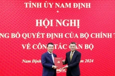 Trưởng ban Tổ chức Trung ương Lê Minh Hưng trao quyết định và tặng hoa chúc mừng tân Bí thư Tỉnh ủy Nam Định.