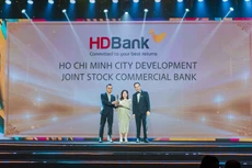 Bà Nguyễn Thị Thanh Thuỷ, Phó Giám đốc Khối Nhân sự HDBank (đứng giữa), ông Ngô Hải Hà, Phó Giám đốc Khối Khách hàng Doanh nghiệp HDBank (bên trái) đại diện HDBank nhận giải